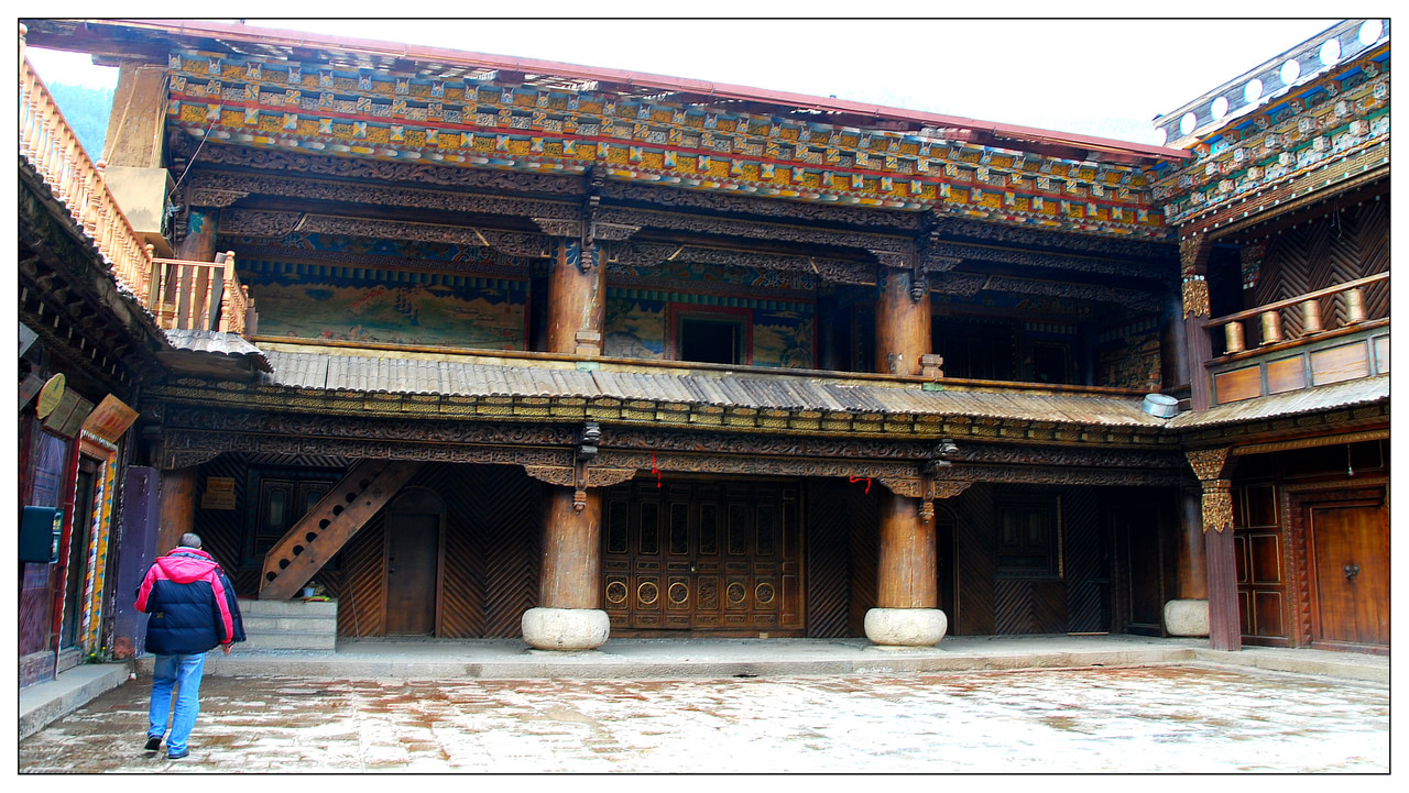 霞给藏族文化生态旅游村
